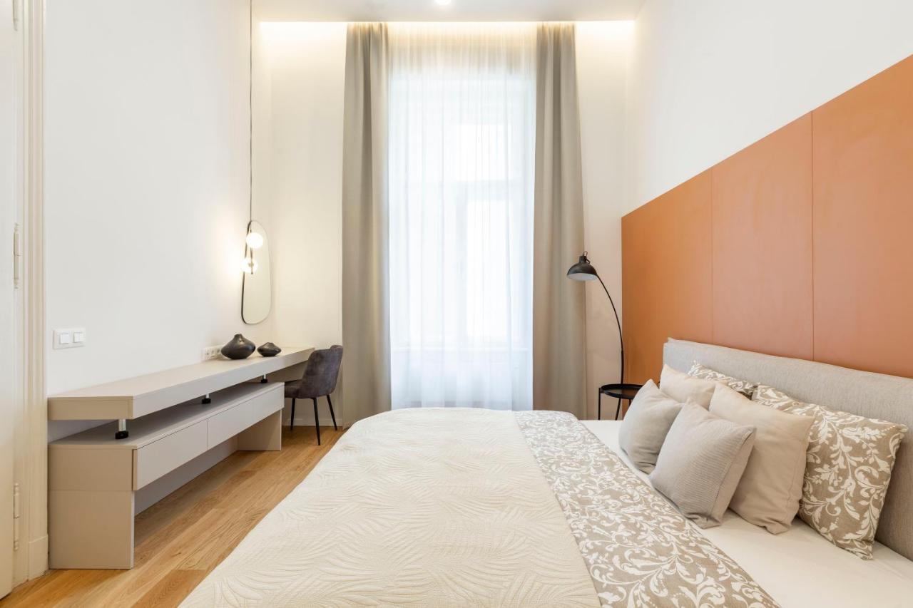 Luxurious Minimalist Residence With Sauna By Prestige Homes Budapest Esterno foto