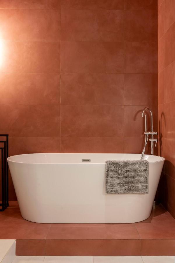 Luxurious Minimalist Residence With Sauna By Prestige Homes Budapest Esterno foto