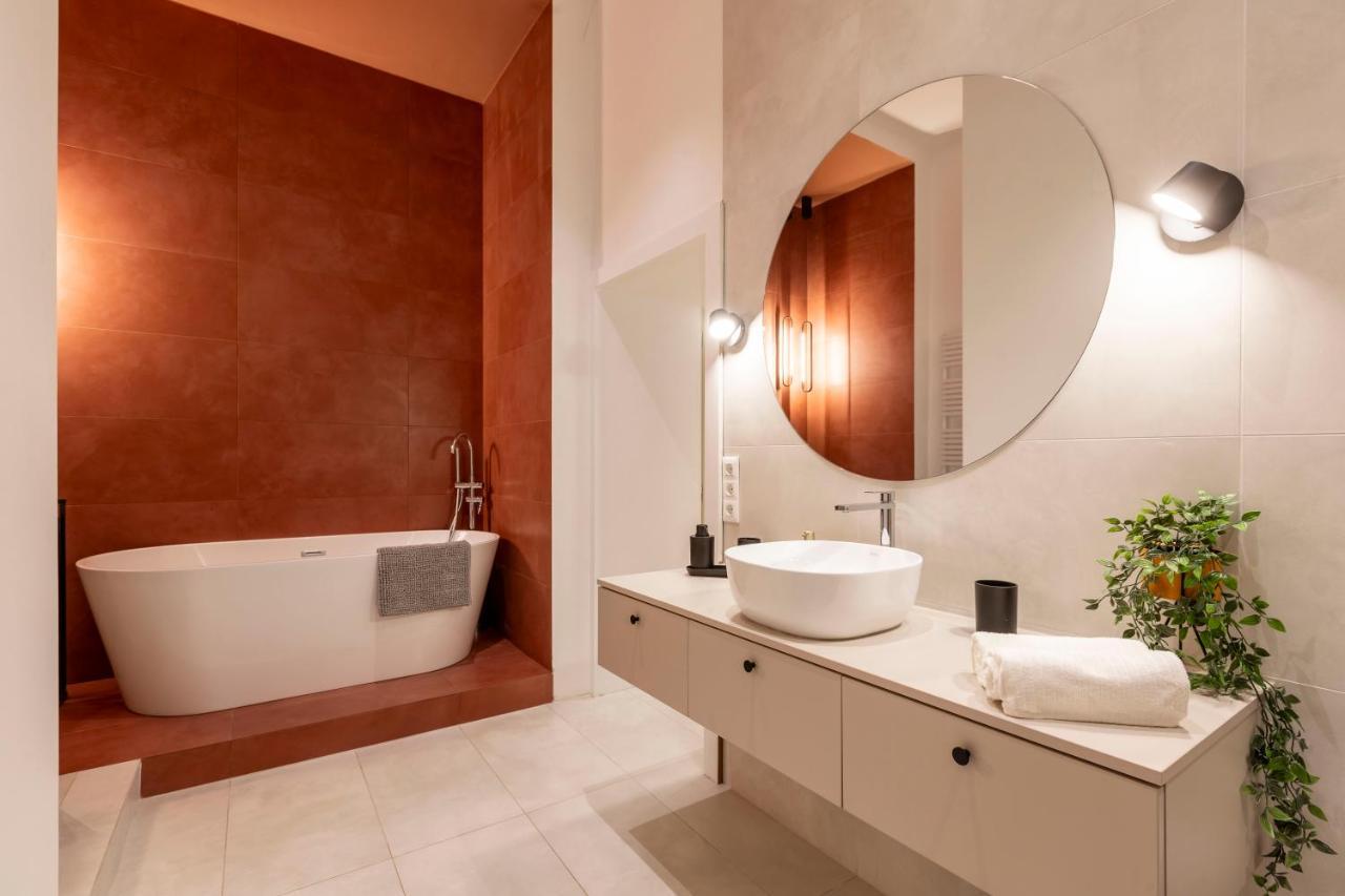 Luxurious Minimalist Residence With Sauna By Prestige Homes Budapest Esterno foto